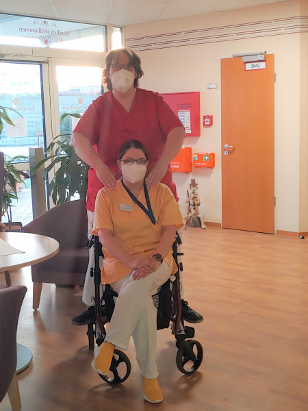 Frau Dombrowski (vorn), Frau Kühne (hinten)